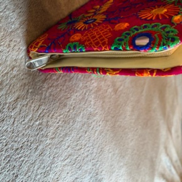 Embroidered clutch - Picture 3 of 4